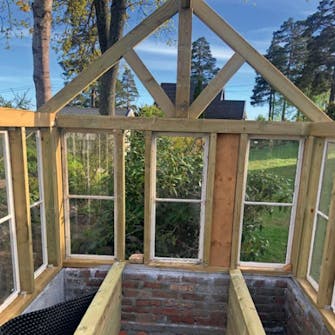 Kasvihuone vanhoista ikkunoista Kasvihuone vanhoista ikkunoista